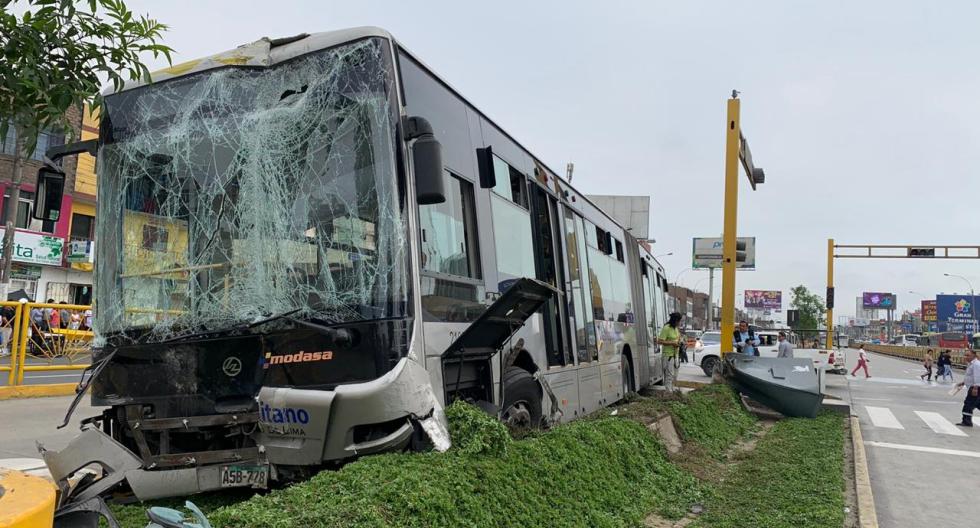 Accidente ocurrió alrededor de las 2 de la tarde. Un vehículo se habría cruzado pasándose la luz roja. (Foto: Fernando Alayo)