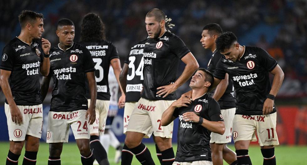 Aldo Corzo celebra arrodillado y mirando al cielo su gol ante Junior por la Copa Libertadores 2024. (Foto: AFP)
