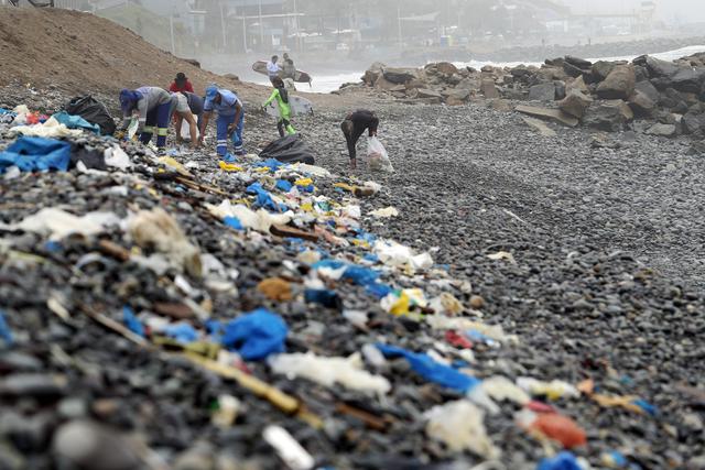 Oleaje anómalo llevó gran cantidad de desperdicios hasta varias playas de Miraflores, en la Costa Verde. (Foto: Rolly Reyna / El Comercio)