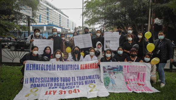Los padres de niños y adolescentes con cáncer protestaron en las afueras del Hospital Rebagliati. (Fotos: Britanie Arroyo/El Comercio)