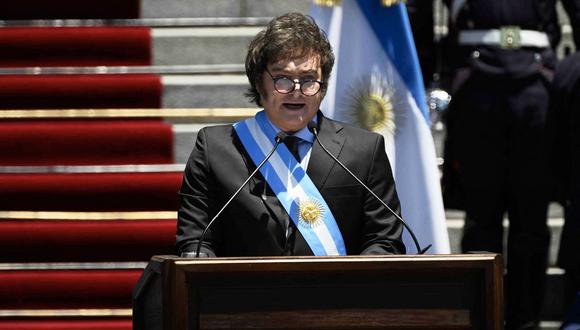 El nuevo presidente de Argentina, Javier Milei, pronuncia un discurso después de prestar juramento durante su ceremonia de toma de posesión frente al Congreso en Buenos Aires el 10 de diciembre de 2023. (Foto de Luis ROBAYO / AFP)