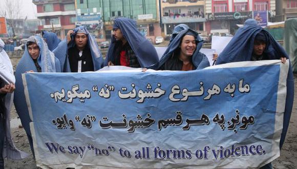 Afganos se vistieron de mujer para protestar por la igualdad