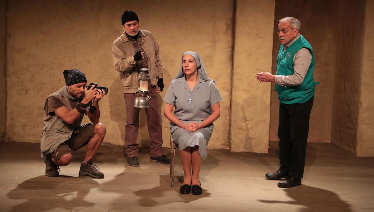 Bajo constante escrutinio. Los actores Rodrigo Palacios, Carlos Mesta y Carlos Victoria acechan a Sandra Bernasconi, protagonista de la puesta en escena. (Foto: El Comercio)