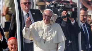 Un gorro impactó al papa Francisco en la cara [VIDEO]