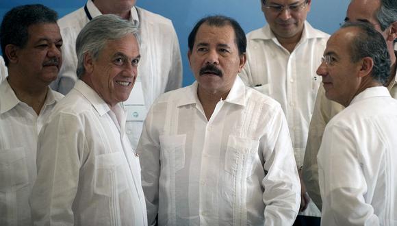 El expresidente de Chile, Sebastián Piñera junto al expresidente de Nicaragua, Daniel Ortega. (Foto de YURI CORTEZ / AFP)