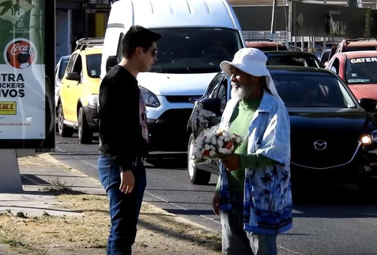 Este muchacho se hizo viral en YouTube luego de que ayudara a un pobre anciano que estaba vendiendo caramelos en las calles de México. (Foto: Papawer)