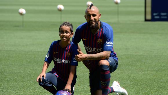 Arturo Vidal compartió un momento especial con su hijo: ambos jugaron una pequeña ronda de fútbol en el gramado del recinto principal del Barcelona. (Foto: AFP)