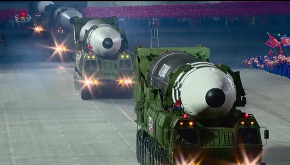 Nuevos misiles balísticos intercontinentales de Corea del Norte presentados durante un desfile militar. (AFP).