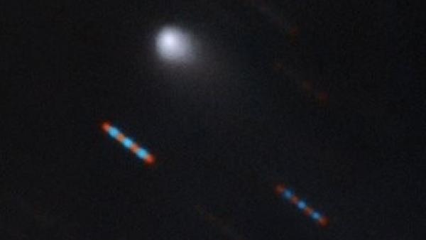 En su primera foto, el nuevo visitante interestelar muestra su cola de cometa. Las imágenes rojas y azules corresponden a estrellas de fondo que aparecen distorsionadas por el movimiento del cometa. (GEMINI OBSERVATORY/NSF/AURA)