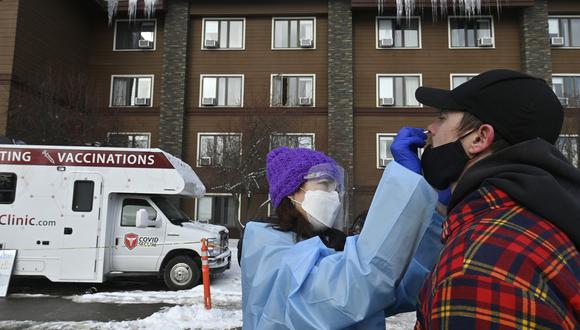 Una doctora realizando un test de coronavirus en Anchorage, Alaska. (Foto: AP)