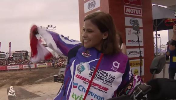 La primera mujer peruana en competir en motos Gianna Velarde pasó por el podio de largada del Dakar 2019. (Captura)