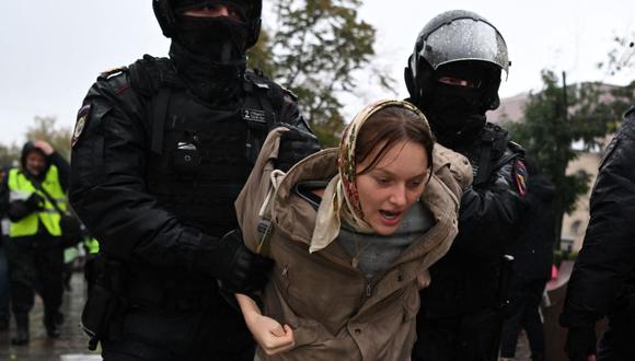 La policía de Rusia detiene a una mujer en Moscú el 24 de septiembre de 2022, tras llamadas de protesta contra la movilización parcial de reservistas para la guerra en Ucrania. (AFP).
