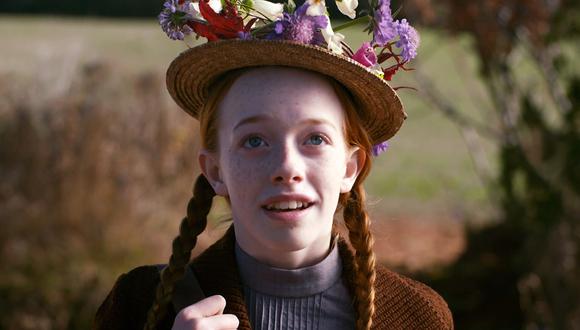 Anne, la protagonista, es una niña huérfana a quien dos hermanos adoptan; ella llega a vivir a un pequeño pueblo pesquero ubicado en la región de Nueva Escocia en Canadá (Foto: netflix)