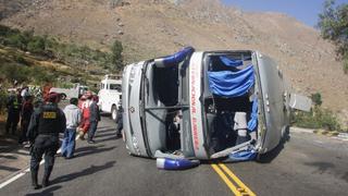Un muerto y siete heridos por choque entre ómnibus y camión