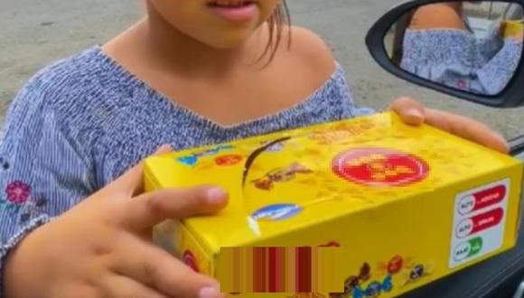 La increíble historia de Andrea, la niña que vende golosinas y que es viral por su habilidad para hablar hasta cuatro idiomas diferentes | Captura de YouTube