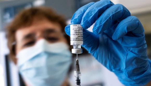 Una trabajadora de la salud prepara una dosis de la vacuna contra el coronavirus en el hospital Sant'Andrea en Vercelli, Piamonte, Italia, el 15 de abril de 2021. (MARCO BERTORELLO / AFP).