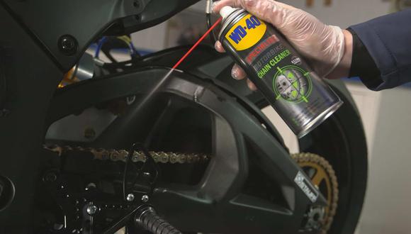 Recuerda tomar en cuenta los niveles de viscosidad del aceite y compararlo con el manual de instrucciones de la motocicleta. (Foto: WD-40).