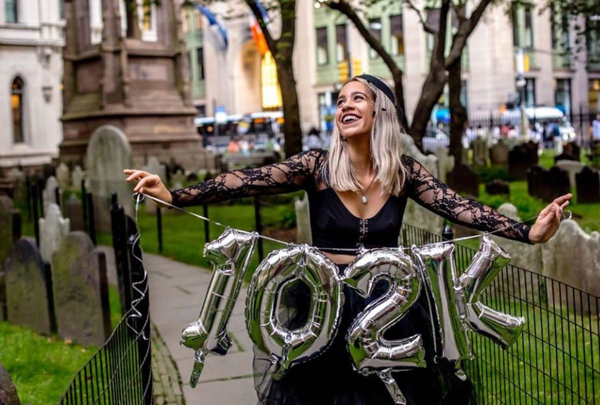 Una joven de Nueva York celebró el haber pagado más de US$100.000 en préstamos estudiantiles con una sesión fotográfica en un cementerio | Foto: Facebook / Mandy Velez