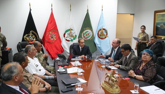 Ministro de Defensa se reunió con jefe de ONPE para coordinar labores con miras a las elecciones del 26 de enero (Foto: Difusión)