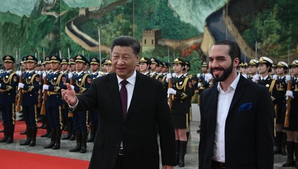 El presidente de China, Xi Jinping (centro), camina con el presidente de El Salvador, Nayib Bukele (derecha). (Foto de Noel Celis / AFP)