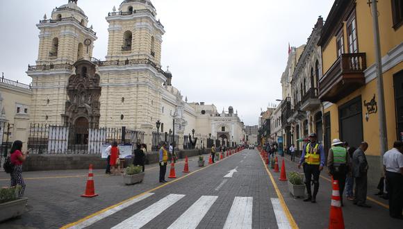 En varias calles del Damero de Pizarro se ensancharon las veredas para beneficiar a los peatones. Provisionalmente, han sido delimitadas con pinturas, macetas y conos (Foto: Atoq Ramón)