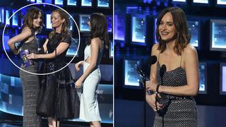 People's Choice Awards: Dakota Johnson vivió incómodo momento