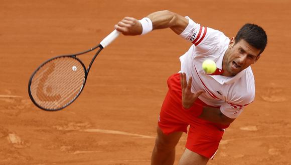 Novak Djokovic avanza en Roland Garros tras el retiro del joven Lorenzo Musetti. (Foto: EFE)