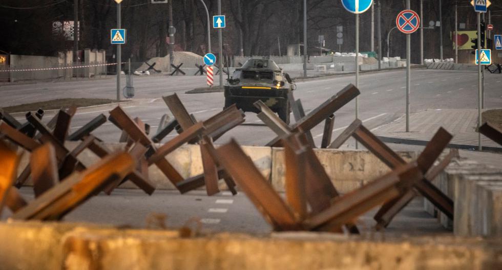 Un vehículo blindado de Ucrania se desplaza a lo largo de una carretera en Kiev, el 19 de marzo de 2022. (FADEL SENNA / AFP).