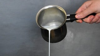 Los mejores trucos caseros para calentar la leche y no se pegue en la olla