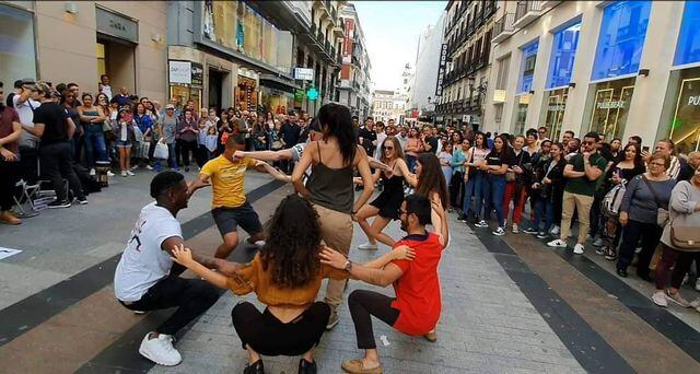 Su proyecto de baile en la calle "Madrid Timbera" lo realiza en sus días libres, ya que se dedica a la cocina. (Foto: Facebook / Madrid Timbera)