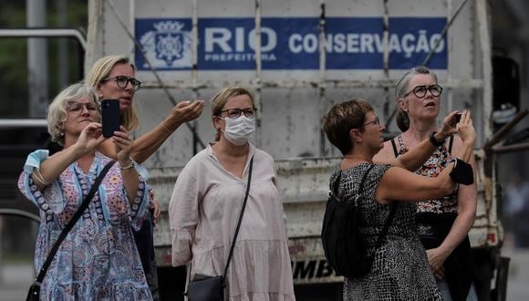 Varias personas caminan sin mascarilla por una calle de Río de Janeiro, Brasil. (EFE/ Antonio Lacerda).