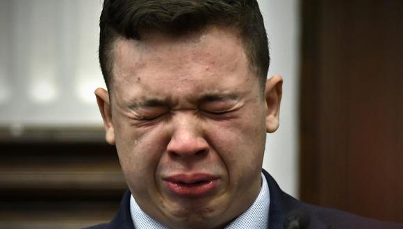 Kyle Rittenhouse llora durante el juicio en su contra en el Palacio de Justicia del condado de Kenosha, en Wisconsin, el miércoles 10 de noviembre de 2021. (Sean Krajacic / The Kenosha News vía AP, Pool).