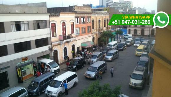 Taxis informales toman impunemente calle del Cercado de Lima