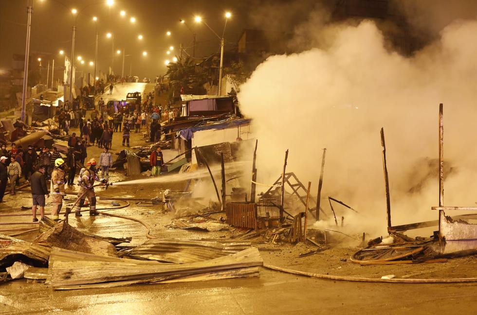 De acuerdo al portal del Cuerpo General de Bomberos Voluntarios del Perú (Cgbvp), nueve unidades, entre ambulancias, de rescate, motobombas y otros, llegaron para atender la emergencia que se produjo al promediar la 1 de la madrugada. (Foto: César Bueno/@photo.gec)