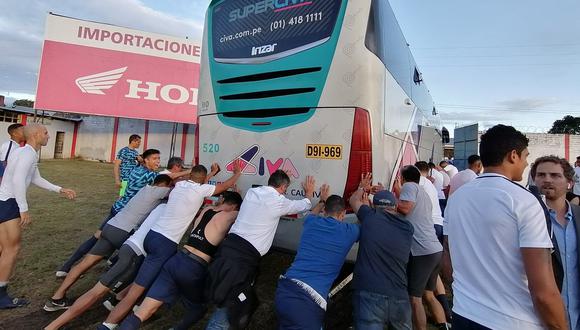 Esta insólita situación se vivió en Moyobamba, los jugadores empujando el bus para salir del estadio. (Foto: Jampool Cuadros @tuleenomas)