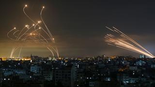 La impresionante foto que muestra la lucha entre el “domo de Hierro” de Israel y los misiles de Hamás 