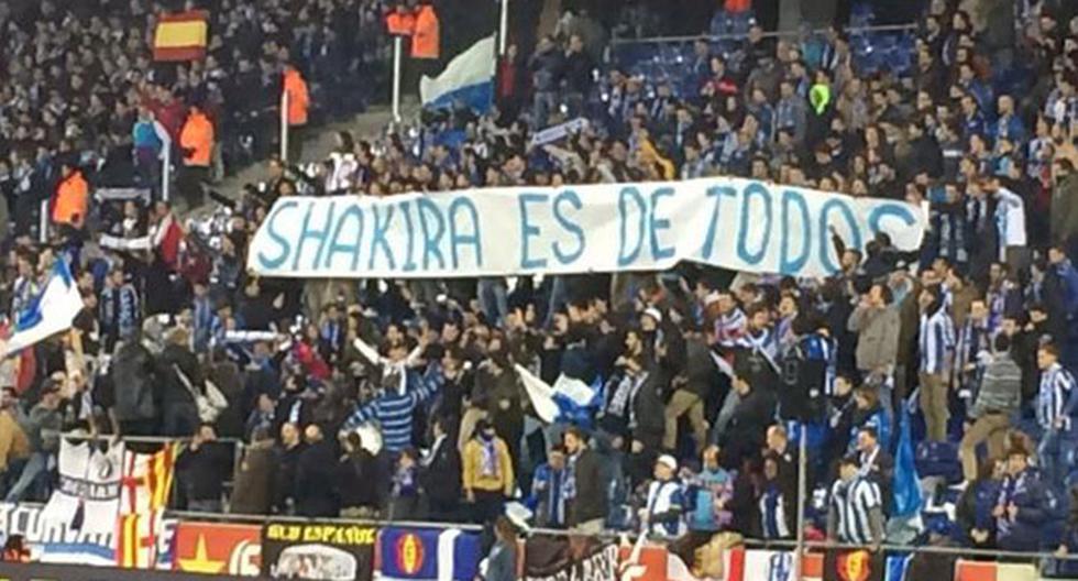 Así lucías las pancartas contra Shakira en el estadio Cornellà-El Prat durante el partido entre Espanyol y Barcelona. (Foto: Marca)