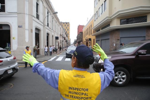 En varias calles del Damero de Pizarro se ensancharon las veredas para beneficiar a los peatones. Provisionalmente, han sido delimitadas con pinturas, macetas y conos (Foto: Atoq Ramón)