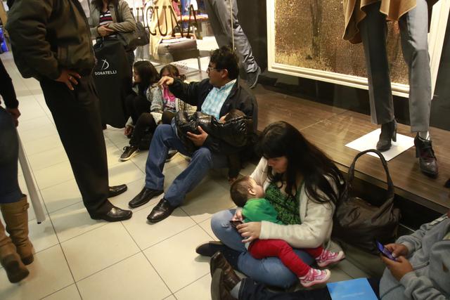 Los pasajeros tuvieron que esperar por más de tres horas para abordar a sus vuelos. (Foto: Miguel Bellido/El Comercio)