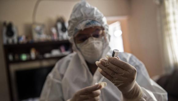 Tanto la vacuna contra el COVID-19 de Sinopharm como la de Pfizer requieren de dos dosis. (Foto: Ernesto Benavides / AFP)