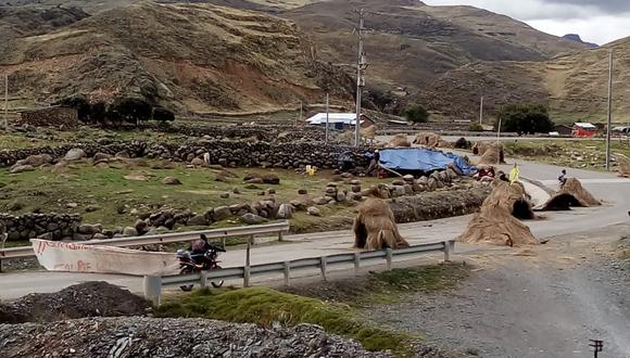 Bloqueo del paso de vehículos de Las Bambas. (Foto: Melissa Valdivia)