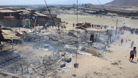 Áncash: fuego arrasó con 25 casas de esteras en Chimbote