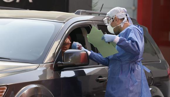 Un médico realiza un cuestionario antes de la prueba del coronavirus en el Laboratorio de Biomedica en la Ciudad de México. (Foto: AFP/ALFREDO ESTRELLA).