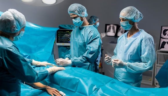 Médicos concentrados en una operación. | Imagen referencial: Freepik