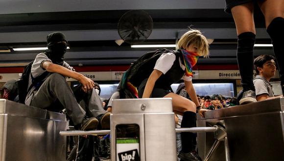 En esta foto de archivo tomada el 2 de diciembre de 2019, estudiantes participan en una protesta masiva para eludir tarifas en la estación de metro Los Héroes en Santiago. (JAVIER TORRES / AFP).