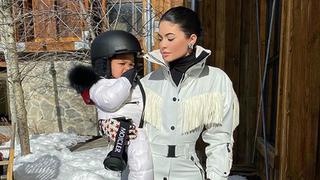 Kylie Jenner disfruta de la nieve con su hija Stormi e impacta a fans con su invernal outfit