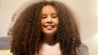 La niña que dejó crecer su pelo afro durante 6 años para donarlo a quienes no tienen