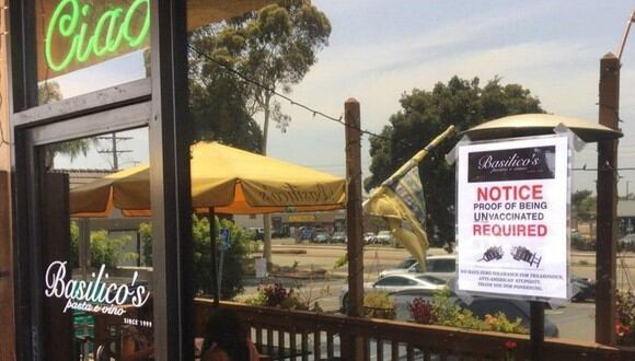 Restaurante de California solo acepta ingreso de clientes que no se hayan vacunado. (Foto: @basilicoshb / Instagram)