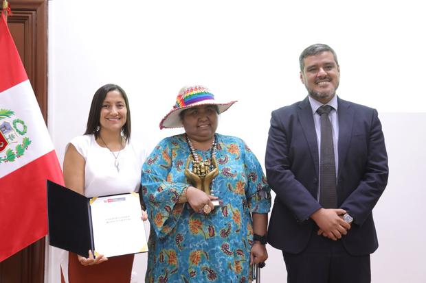 In March 2020, Huanca Atencio was recognized by the Ministry of Justice and Human Rights for her work defending the human rights of women from indigenous peoples.  (Photo: Minjus)