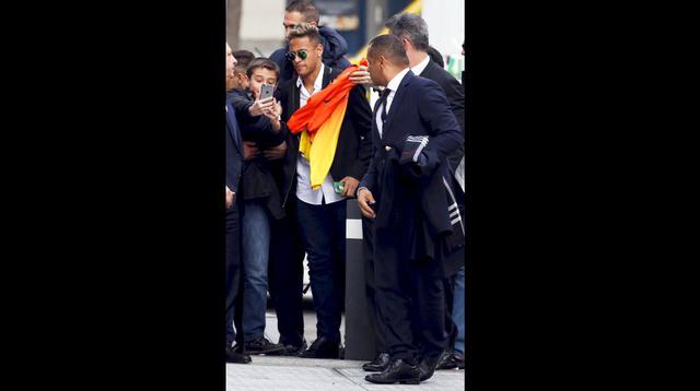 Neymar: autógrafos y selfies tras audiencia de juicio [FOTOS] - 9